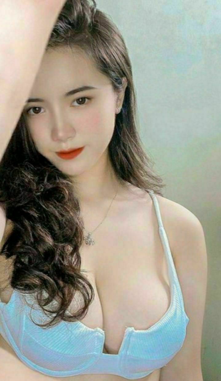Nữ trưởng phòng trẻ khó ưa bị nắm thóp về bí mật ngoại tình